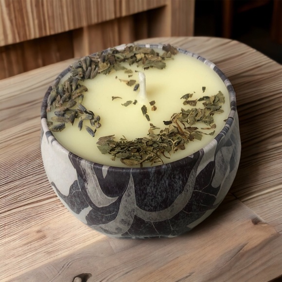 - - 1 HANDCRAFTED AROMATHERAPY SOY CANDLE IN A 4 OZ DECORATIVE TIN - Picture 7 of 10